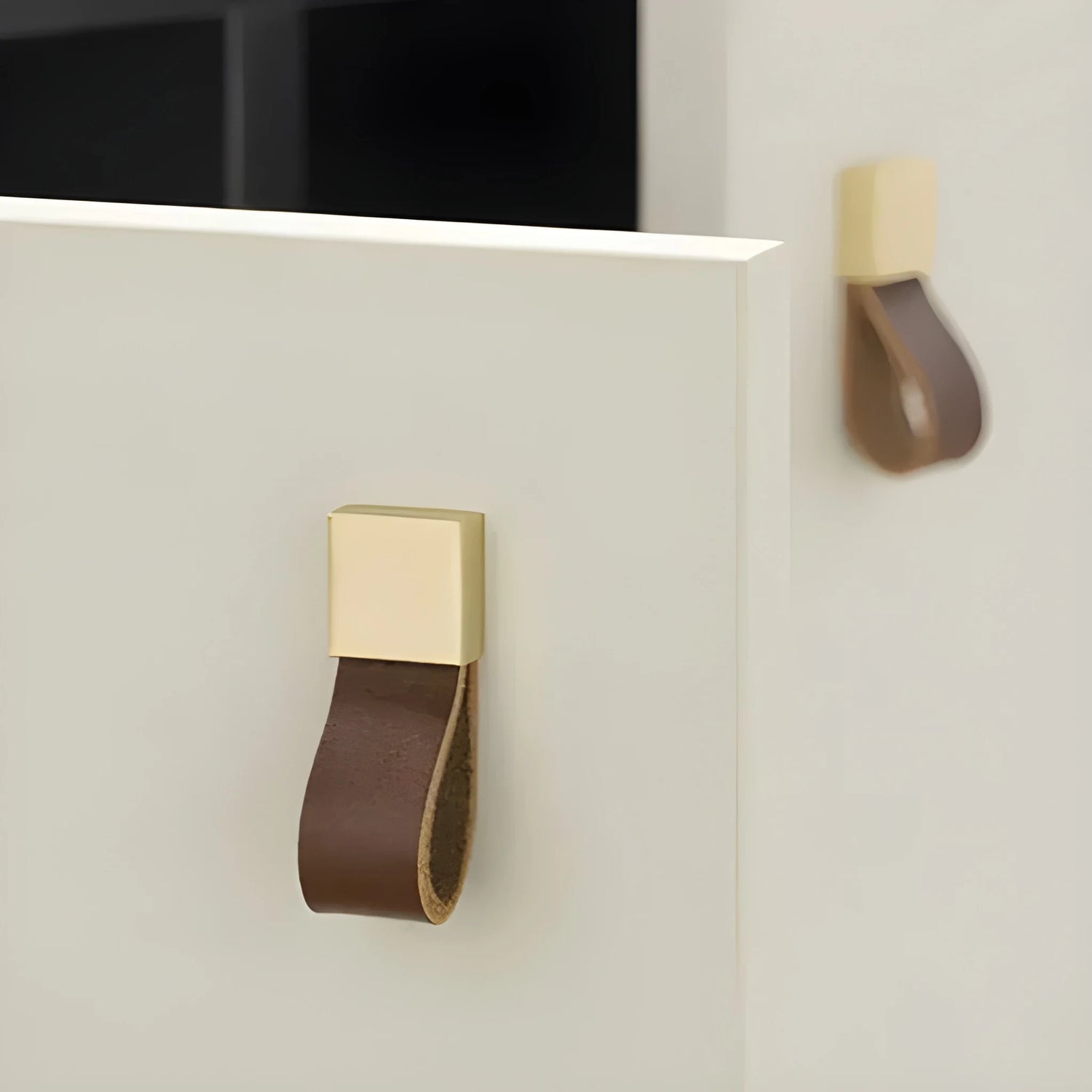 The Mantara L-0015 is a modern crystal handle in brown, ideal for kitchen drawers and dressers.
