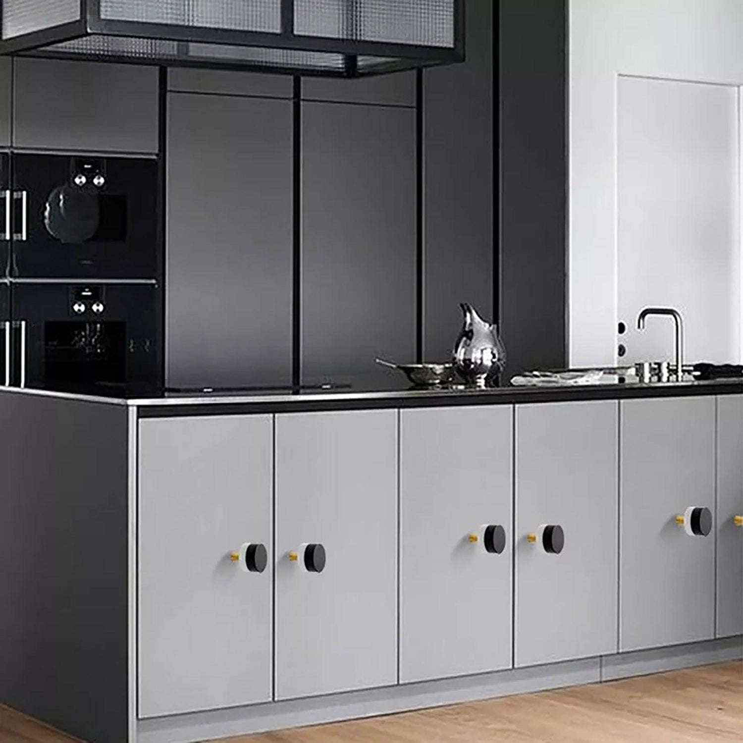 Marbella Knob M-0011 in black marble &amp; brass, polished finish, 31mm, for modern kitchen cabinets by Mantara