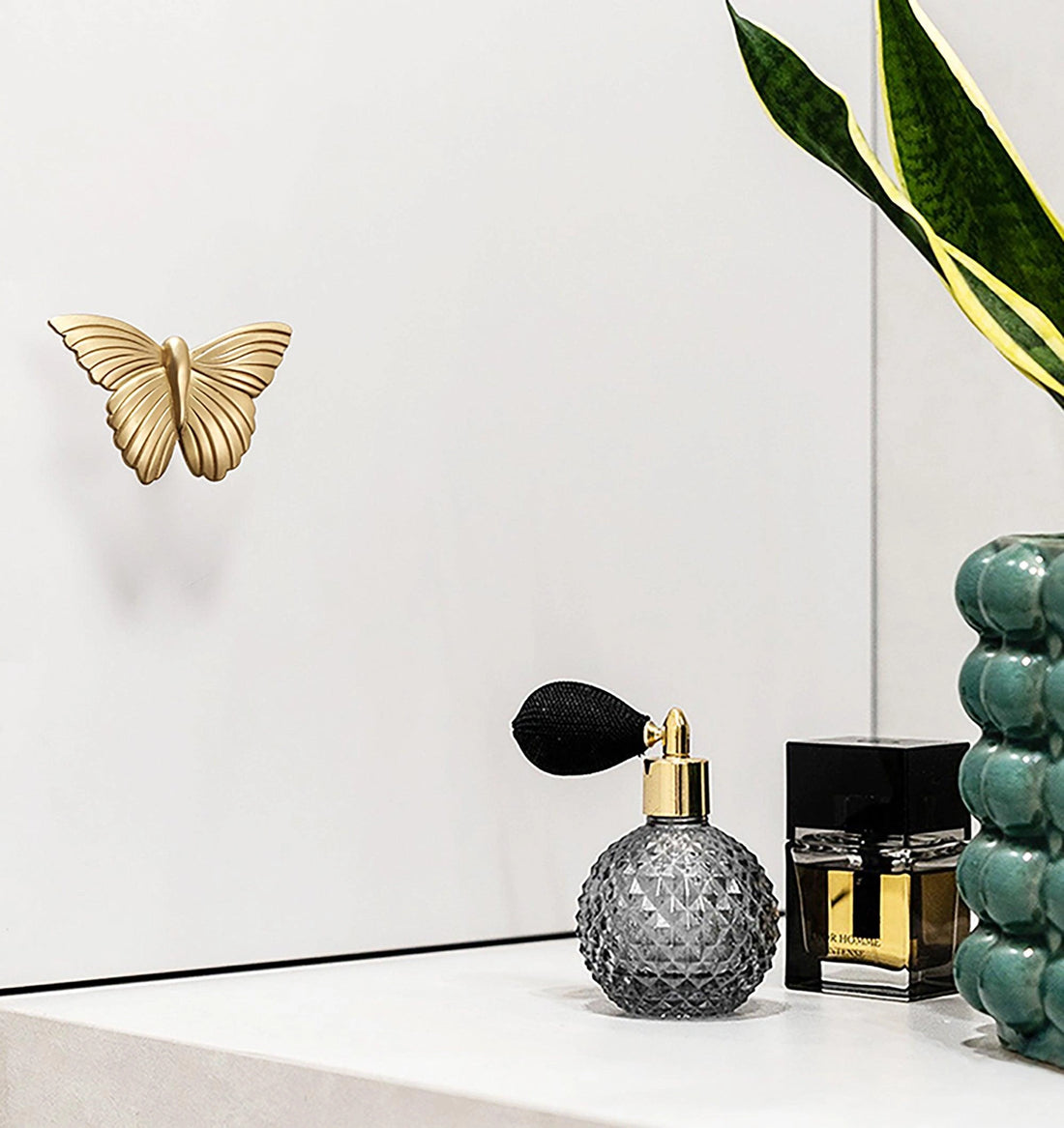 Mantara Mariposa Handle B-0074 is a modern brushed brass knob in polished gold, ideal for doors and cabinets.