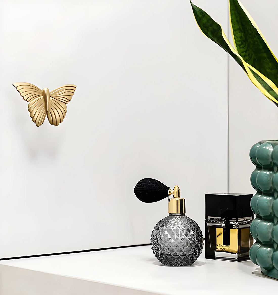 Mantara Mariposa Handle B-0074 is a modern brushed brass knob in polished gold, ideal for doors and cabinets.