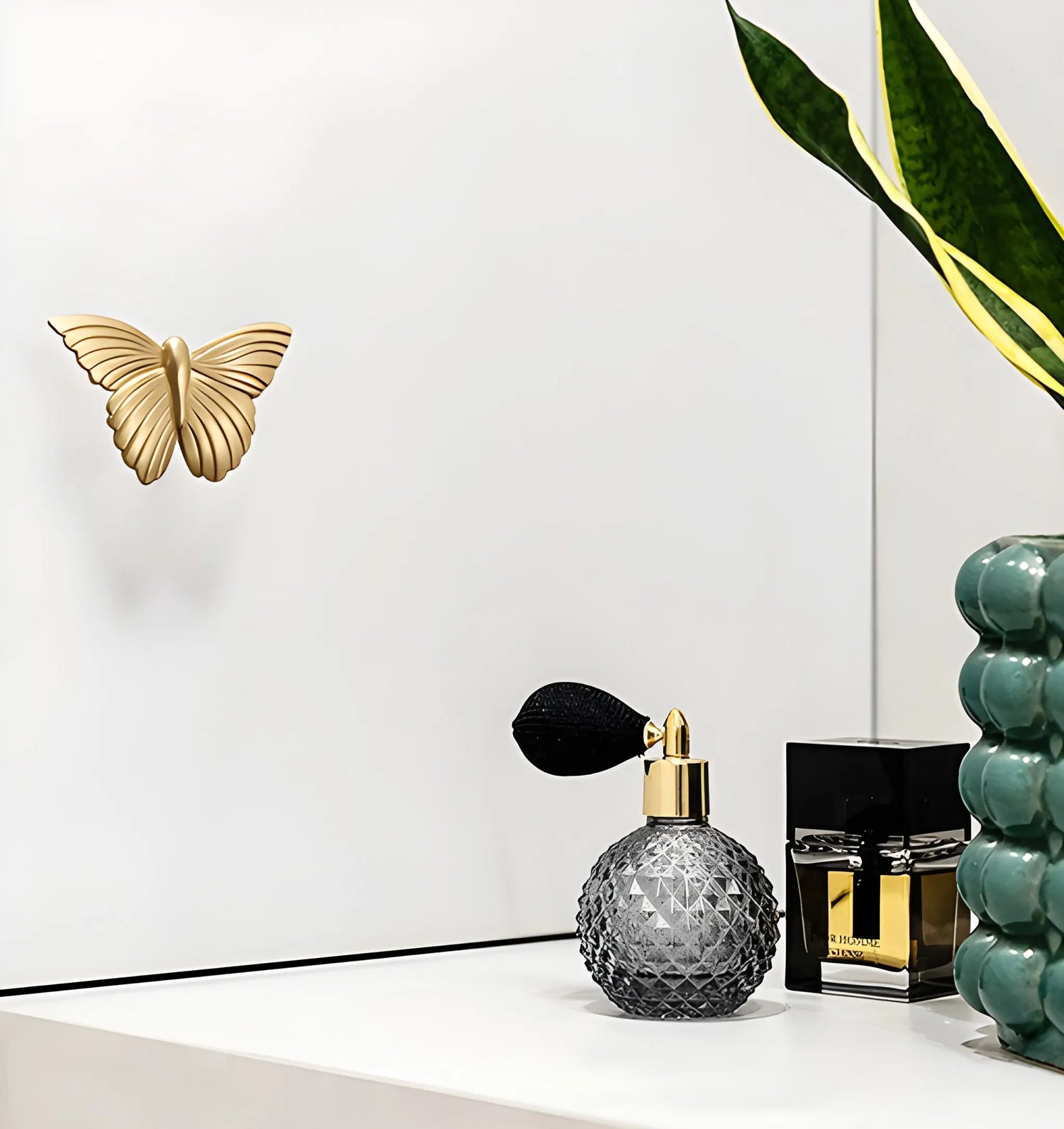Mantara Mariposa Handle B-0074 is a modern brushed brass knob in polished gold, ideal for doors and cabinets.