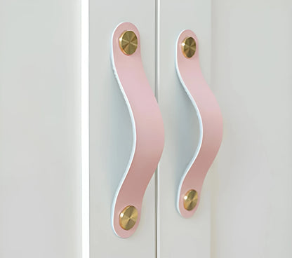 The Mantara L-0001-160 Maverick Handle is a Nordic leather and brass handle in pink, ideal for kitchens and wardrobes.