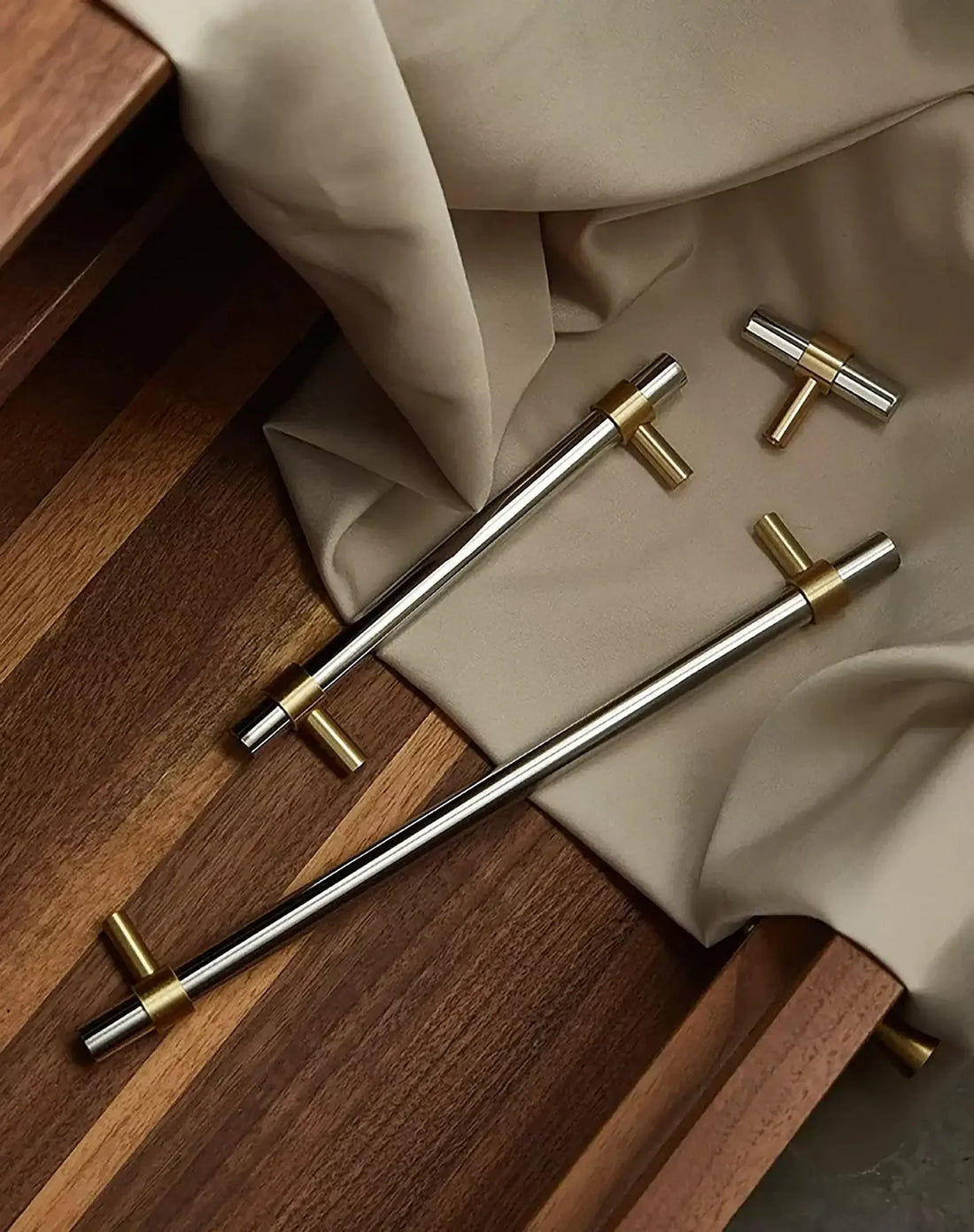 Mantara Mirabella Handle B-0056 is a modern brushed silver handle, ideal for cabinets, wardrobes, and kitchens.