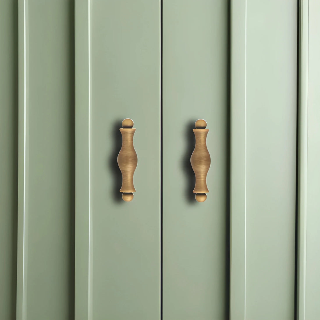 The Mantara B-0125 Miren Handle is a modern brass handle in bronze and gold, ideal for kitchen drawers, cabinets, and furniture.