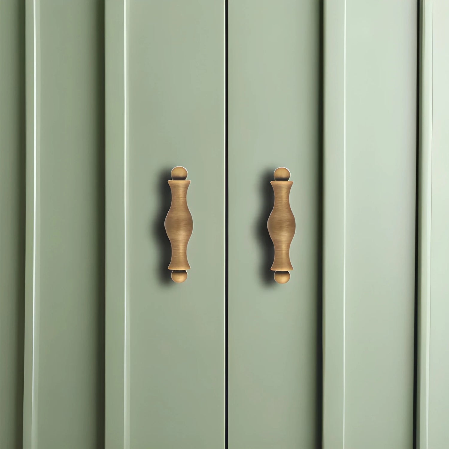 The Mantara B-0125 Miren Handle is a modern brass handle in bronze and gold, ideal for kitchen drawers, cabinets, and furniture.