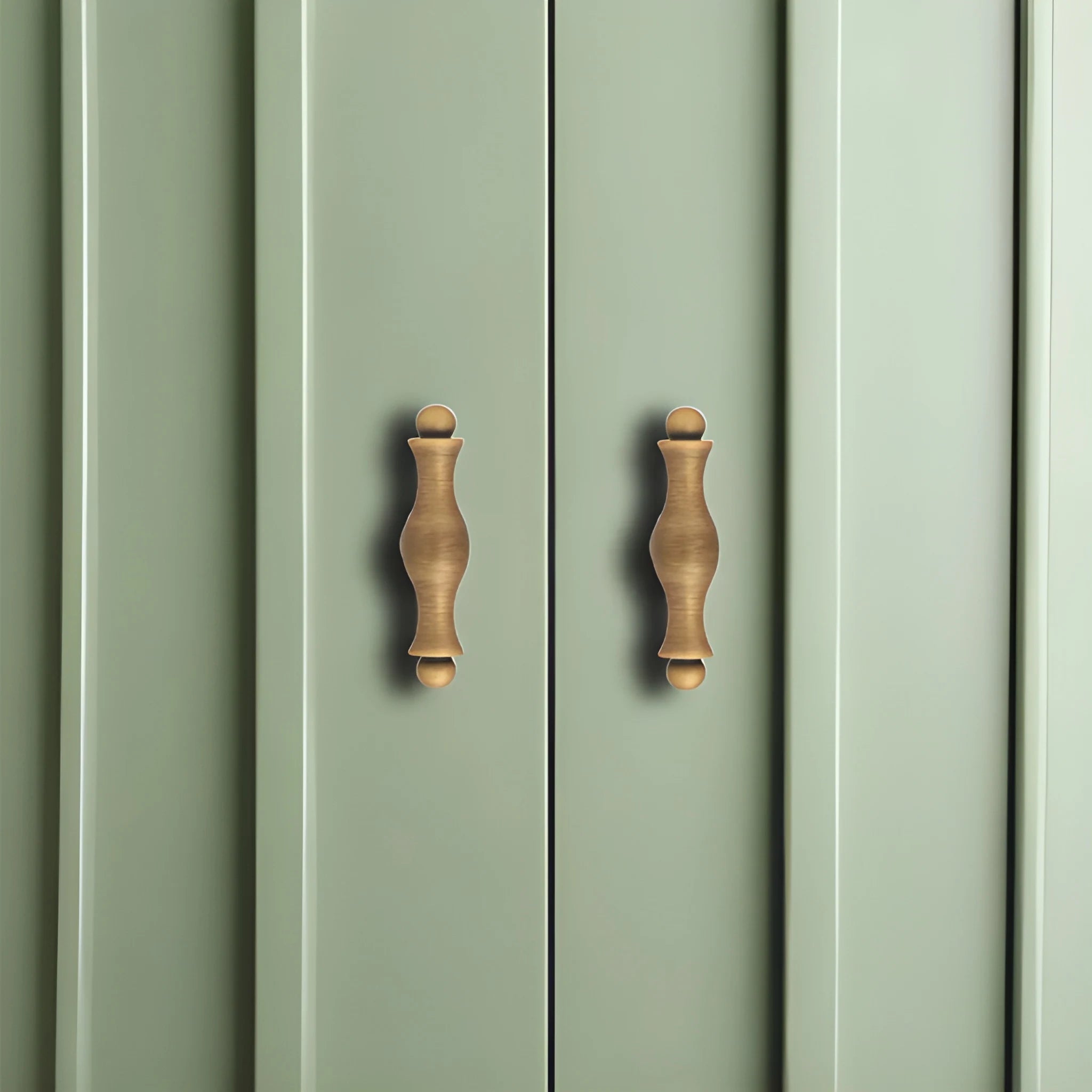 The Mantara B-0125 Miren Handle is a modern brass handle in bronze and gold, ideal for kitchen drawers, cabinets, and furniture.