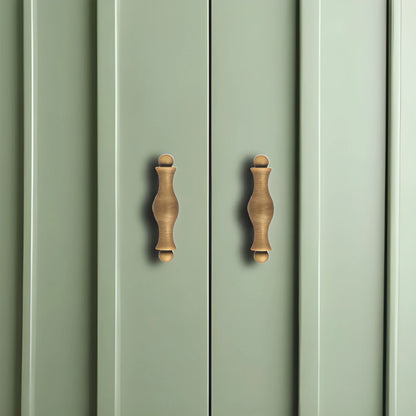 The Mantara B-0125 Miren Handle is a modern brass handle in bronze and gold, ideal for kitchen drawers, cabinets, and furniture.