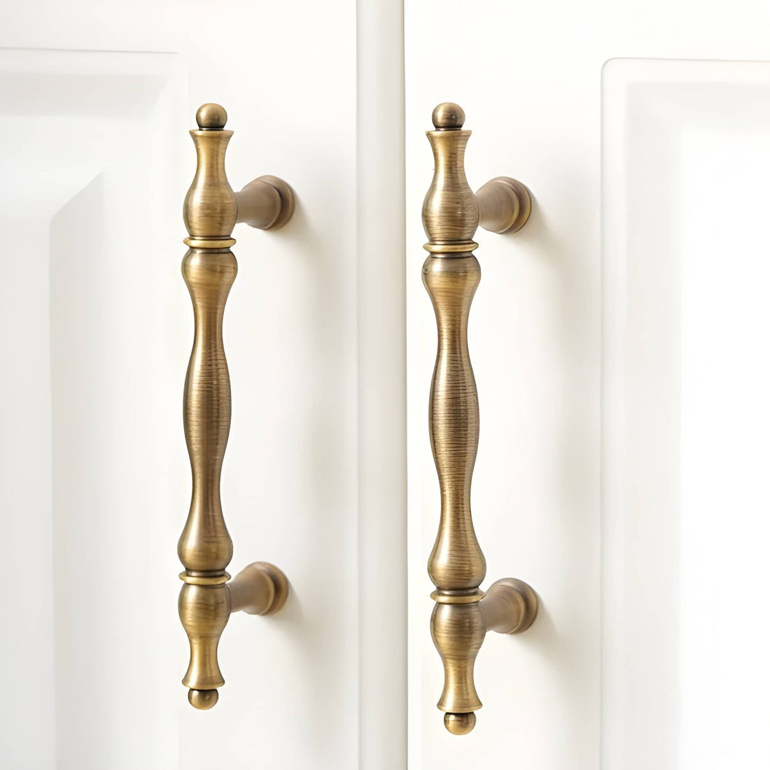 The Mantara B-0125 Miren Handle is a modern brass handle in bronze and gold, ideal for kitchen drawers, cabinets, and furniture.
