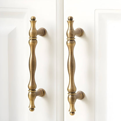 The Mantara B-0125 Miren Handle is a modern brass handle in bronze and gold, ideal for kitchen drawers, cabinets, and furniture.