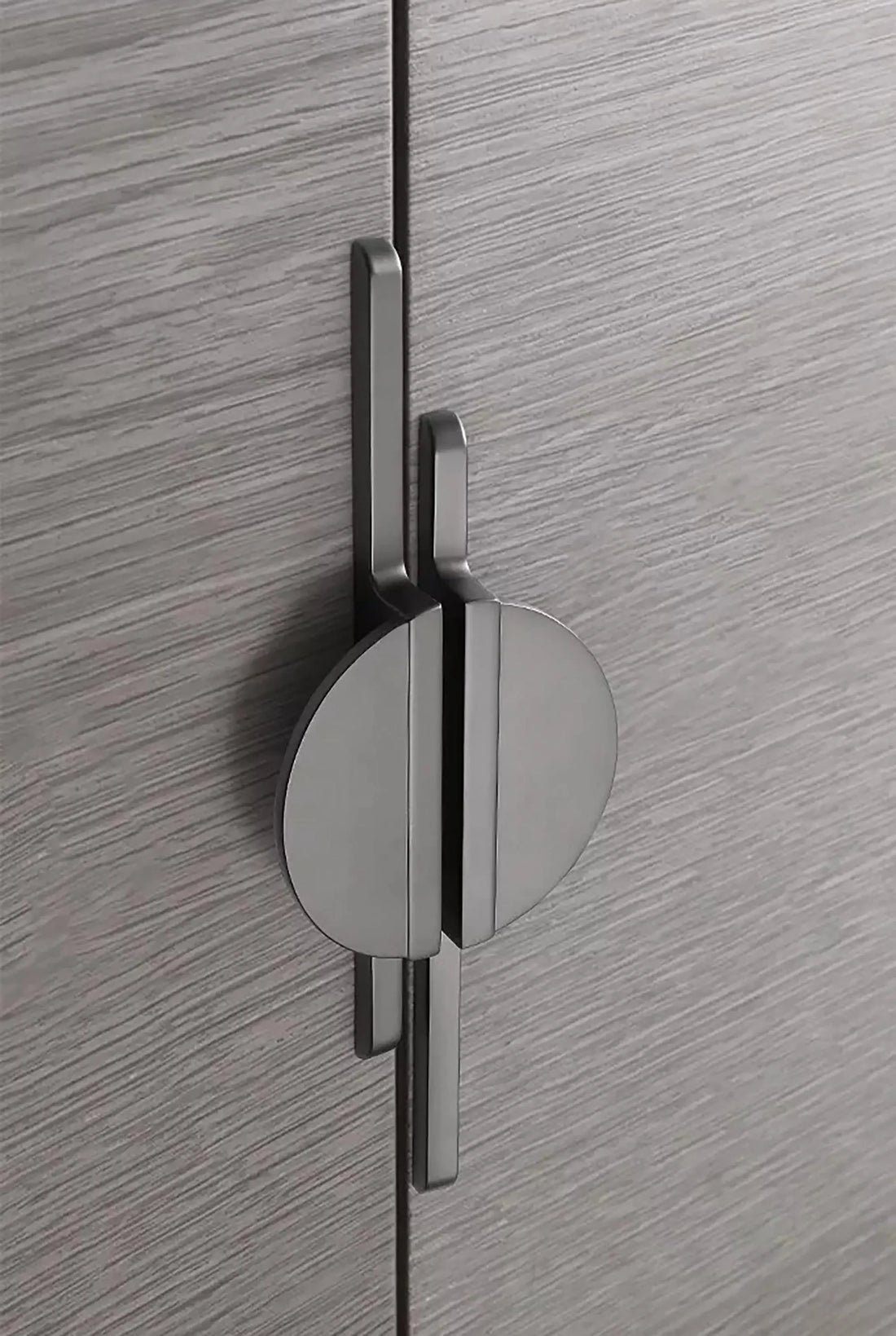 Mantara Moonshine Handle Z-0007 is a modern zinc handle in matte black ideal for wardrobes, doors, and drawers.