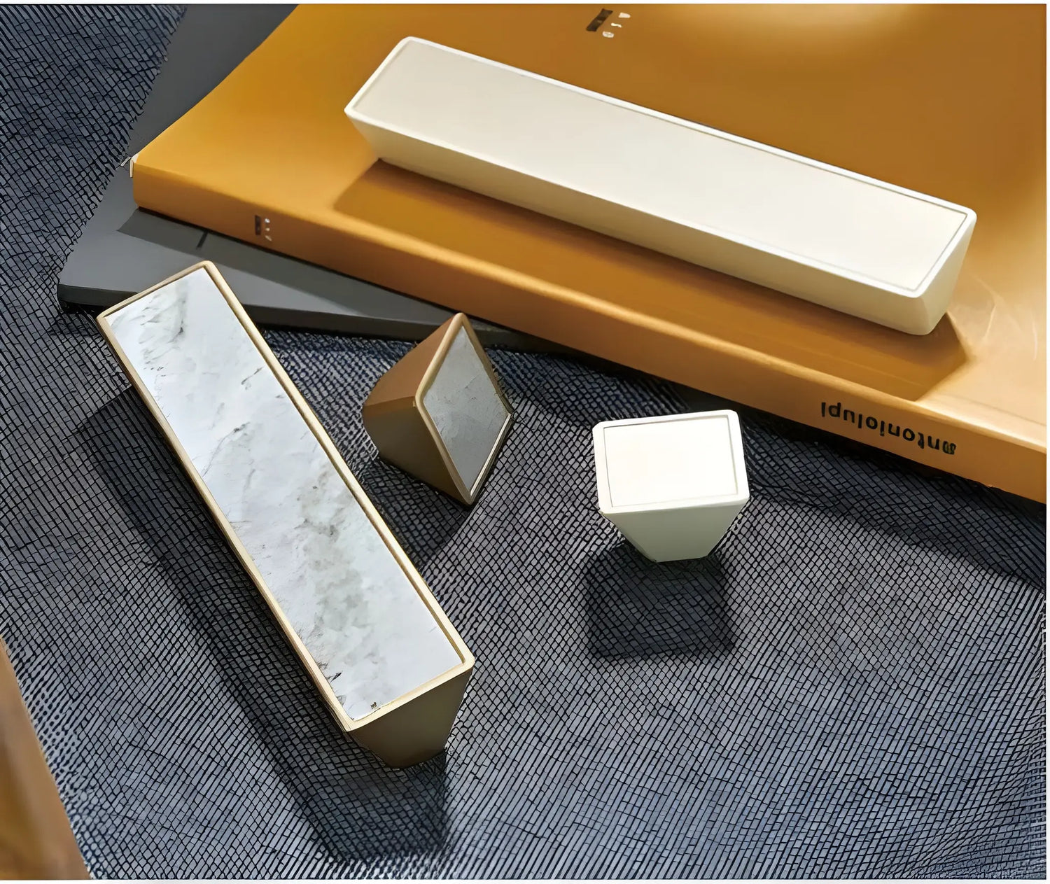 Mantara Noa Handle M-0013 is a modern marble &amp; aluminium handle in white+gold, ideal for kitchen &amp; dresser drawers.