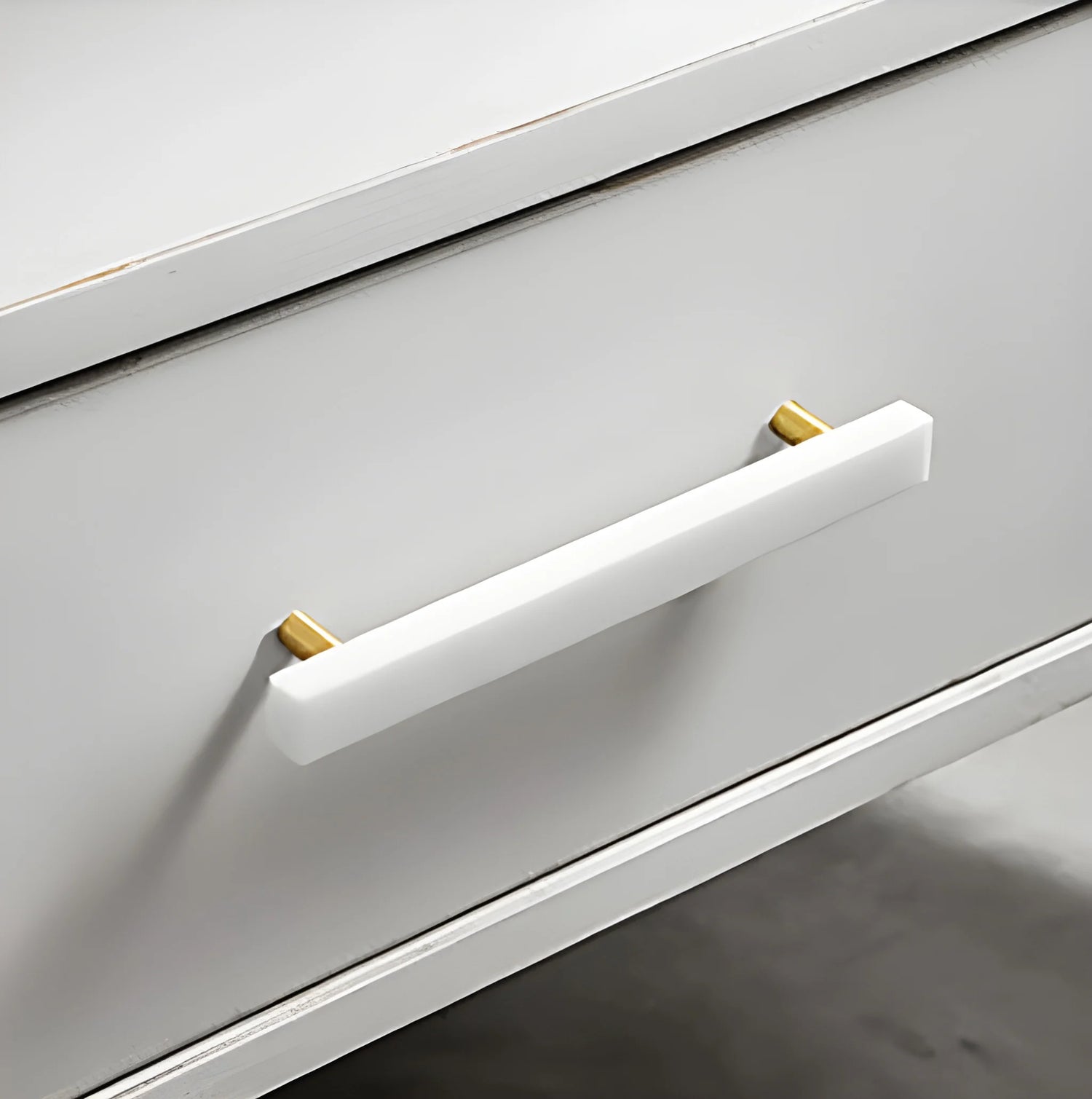 Mantara Noir Handle M-0012 is a modern marble &amp; brass handle in white, ideal for kitchen, drawers &amp; cabinets.