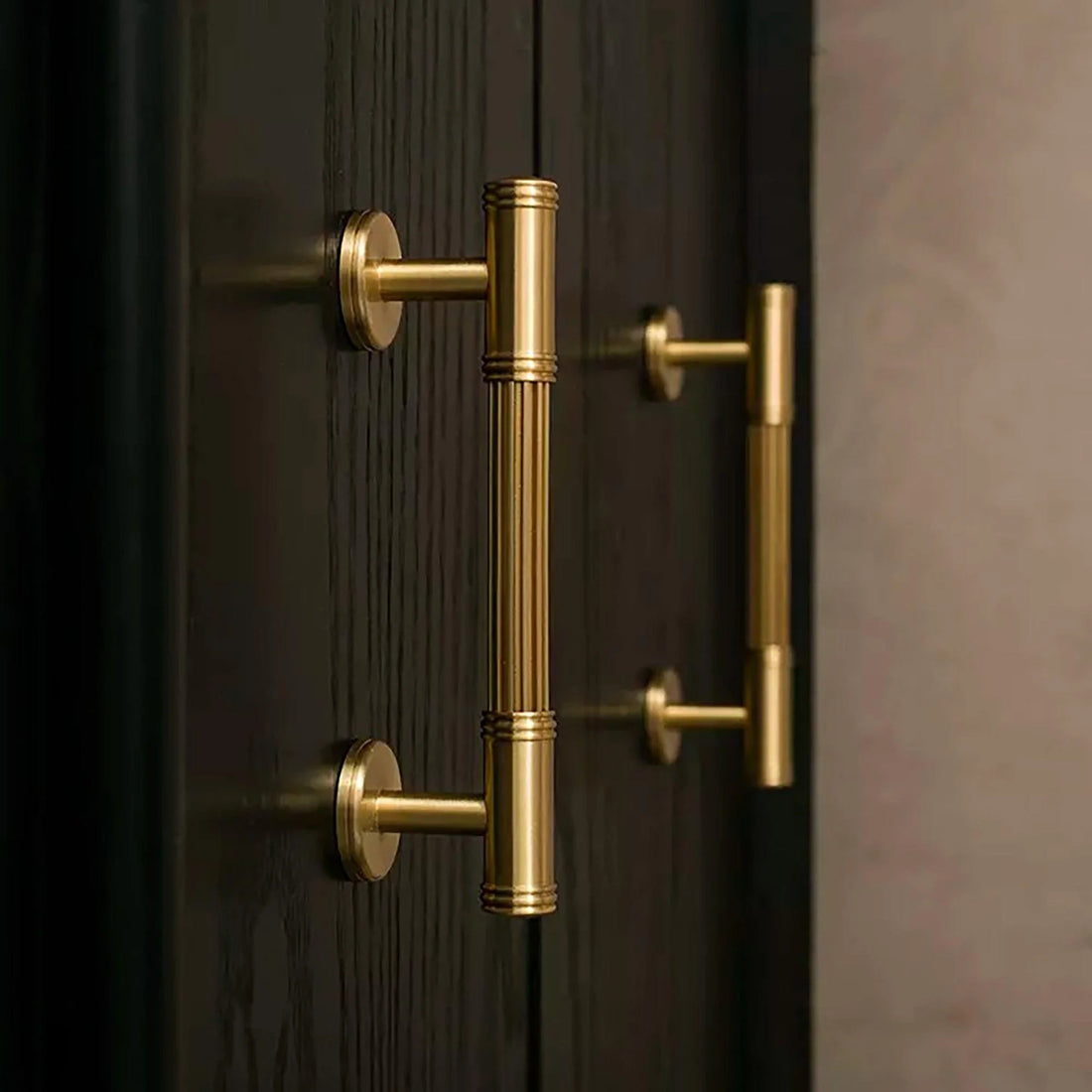 Mantara Olympus Handle B-0098 is a modern solid brass handle in brushed gold, perfect for wardrobes, kitchens, and cabinets.
