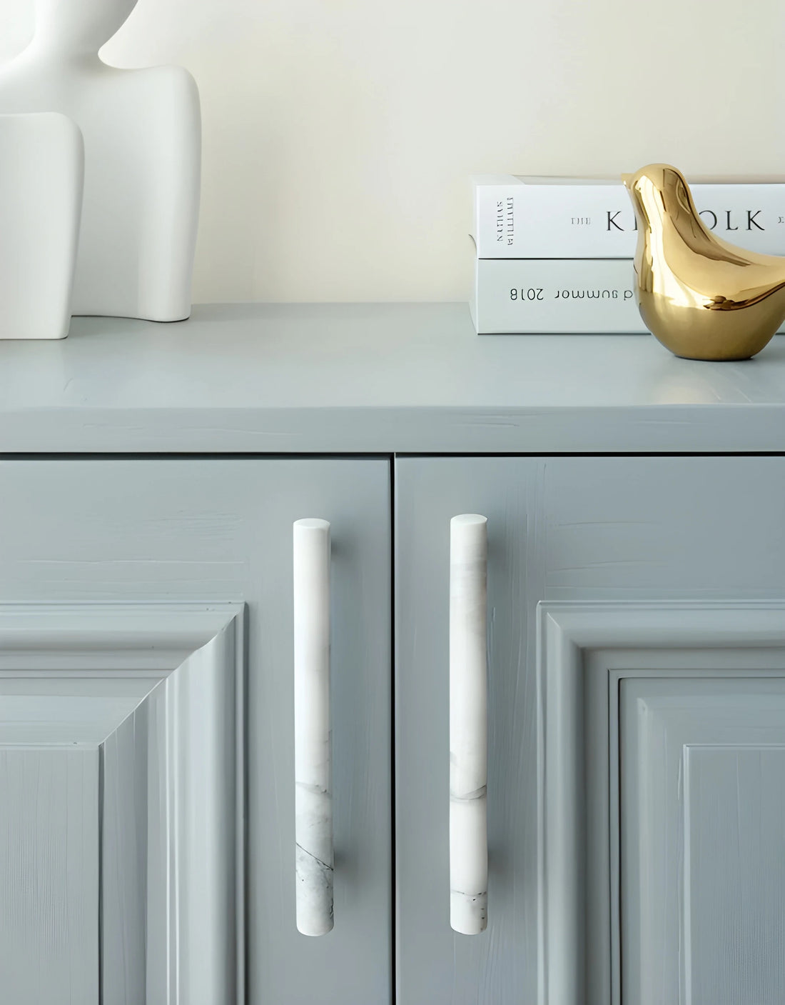 The Mantara M-0008-128 Onyx Handle is a modern marble and brass handle in white, ideal for wardrobes and cabinets.