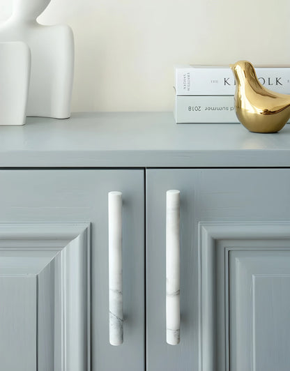 The Mantara M-0008-128 Onyx Handle is a modern marble and brass handle in white, ideal for wardrobes and cabinets.