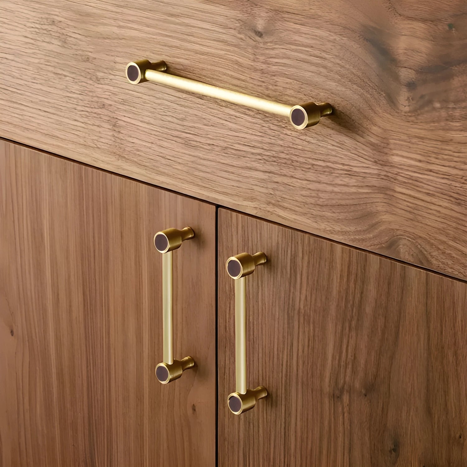 Mantara Oriana Handle W-0015 is a modern brass &amp; wood handle in brown+gold with brushed finish, ideal for doors &amp; cabinets.