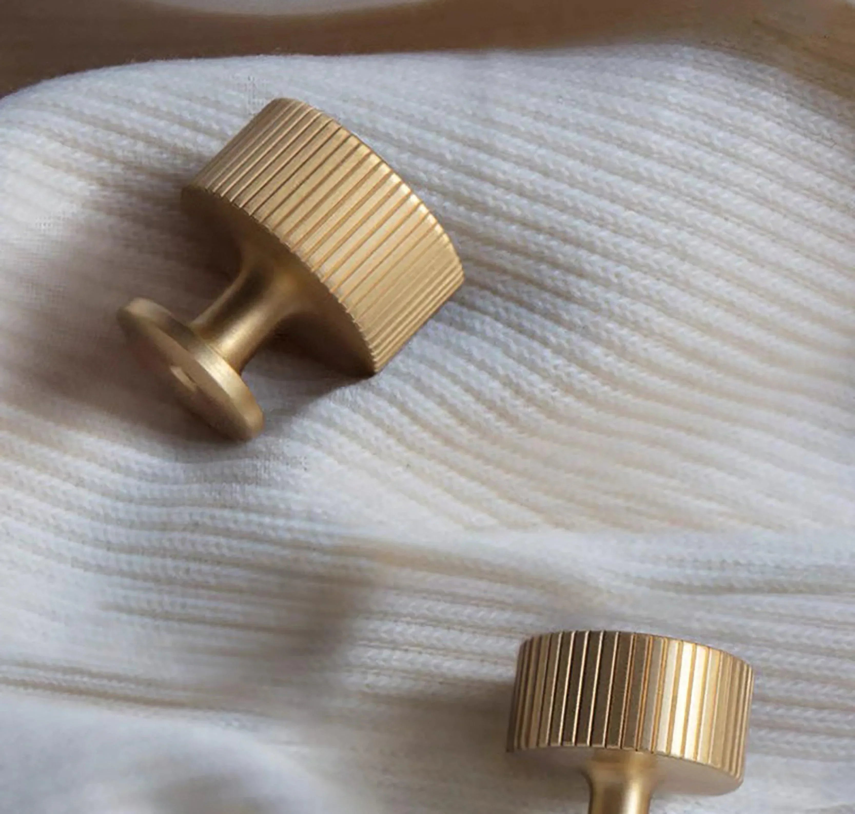 The Mantara B-0051 Oro Knob is a modern brass knob in polished gold and bronze, perfect for doors, drawers, and cabinets.