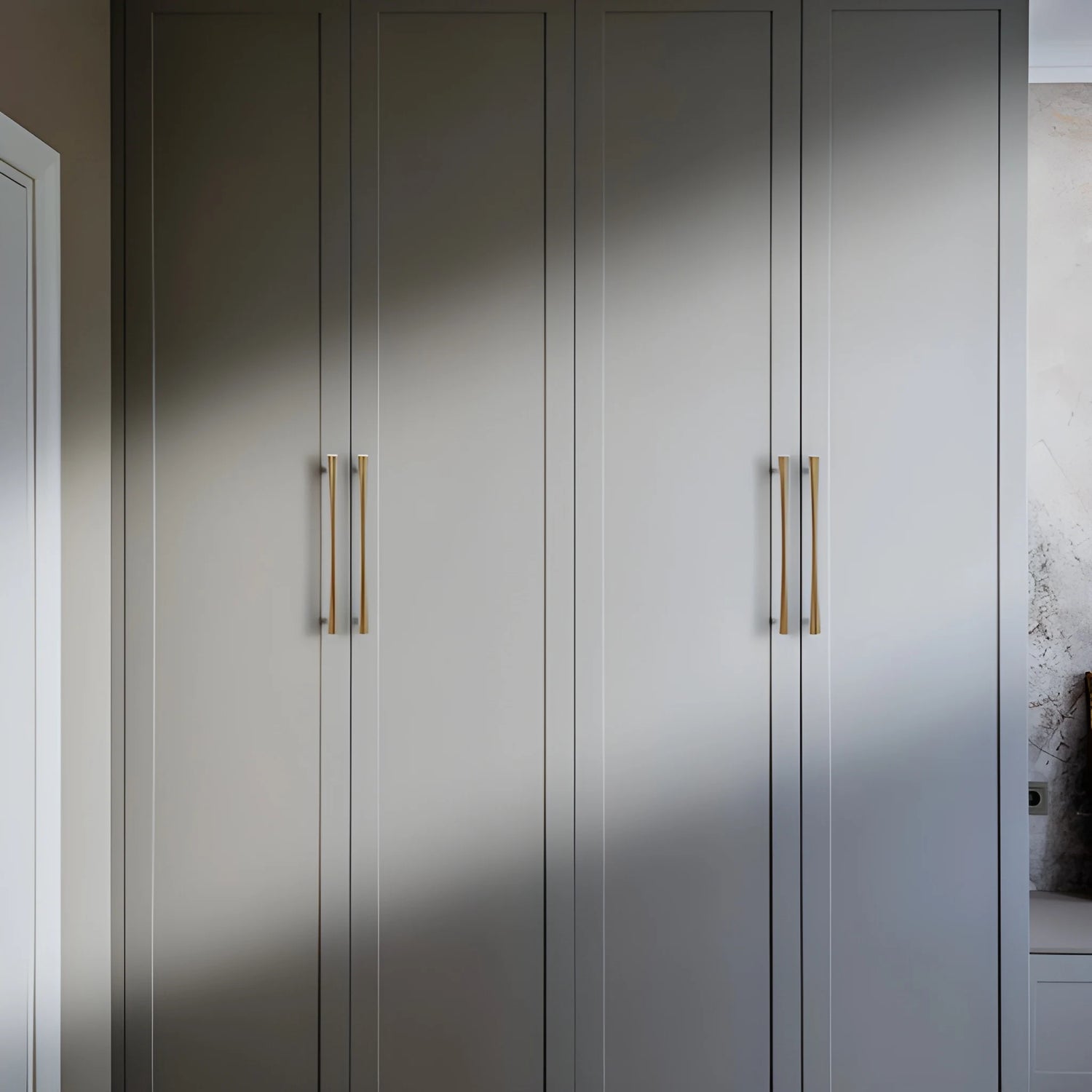 Mantara Palazzo Handle M-0014 is a modern marble &amp; brass handle in gold+white, ideal for kitchen &amp; dresser drawers.
