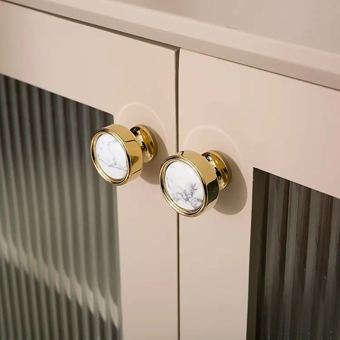 Mantara Palazzo Handle M-0014 is a modern marble & brass knob in gold+white, ideal for kitchen & dresser drawers.