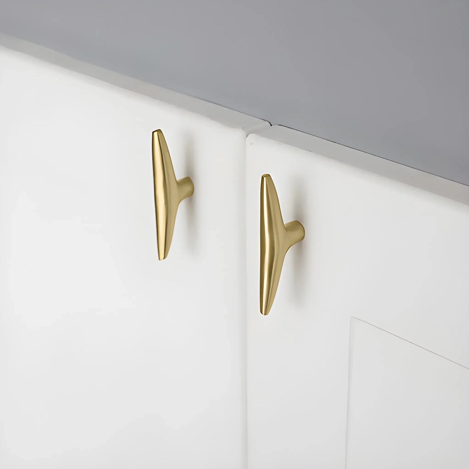 The Mantara B-0045 Palladian Handle is a modern brushed brass handle in gold, perfect for kitchens, cupboards, drawers, and wardrobes.