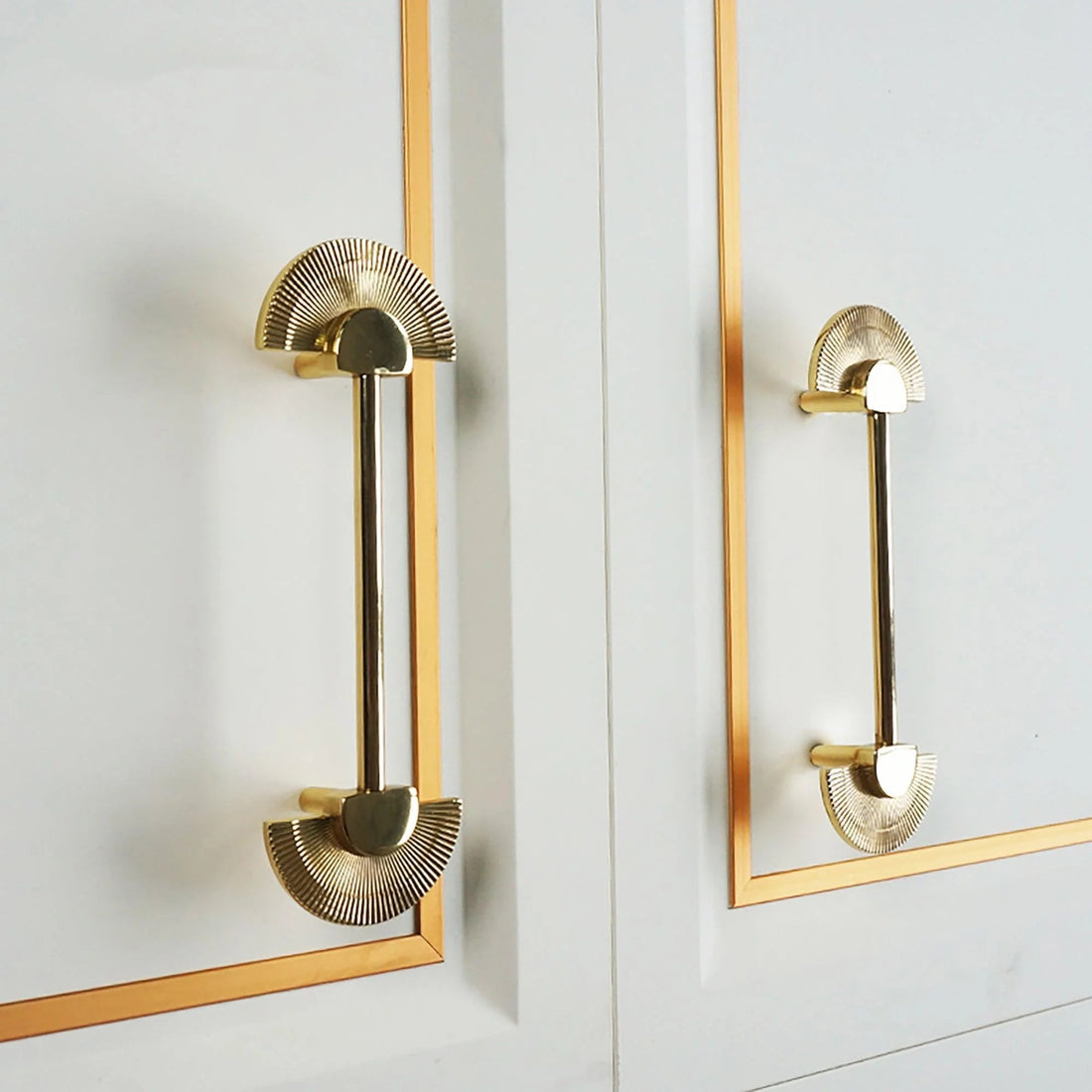 Mantara Palm Knob B-0085 is a modern polished brass knob in gold, perfect for doors, cabinets, and wardrobes.