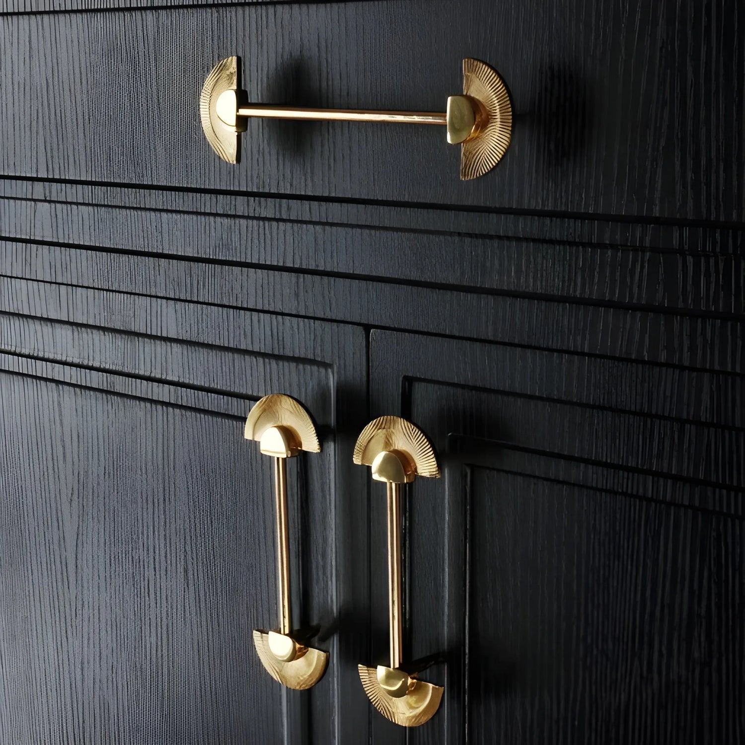 Mantara Palm Knob B-0085 is a modern polished brass knob in gold, perfect for doors, cabinets, and wardrobes.