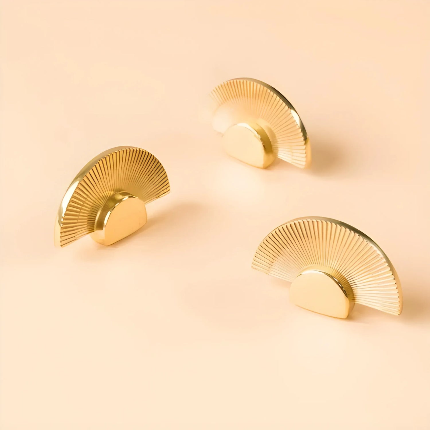Mantara Palm Knob B-0085 is a modern polished brass knob in gold, perfect for doors, cabinets, and wardrobes.
