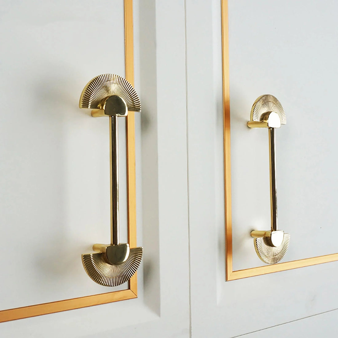 Mantara Palm Knob B-0085 is a modern polished brass knob in gold, perfect for doors, cabinets, and wardrobes.