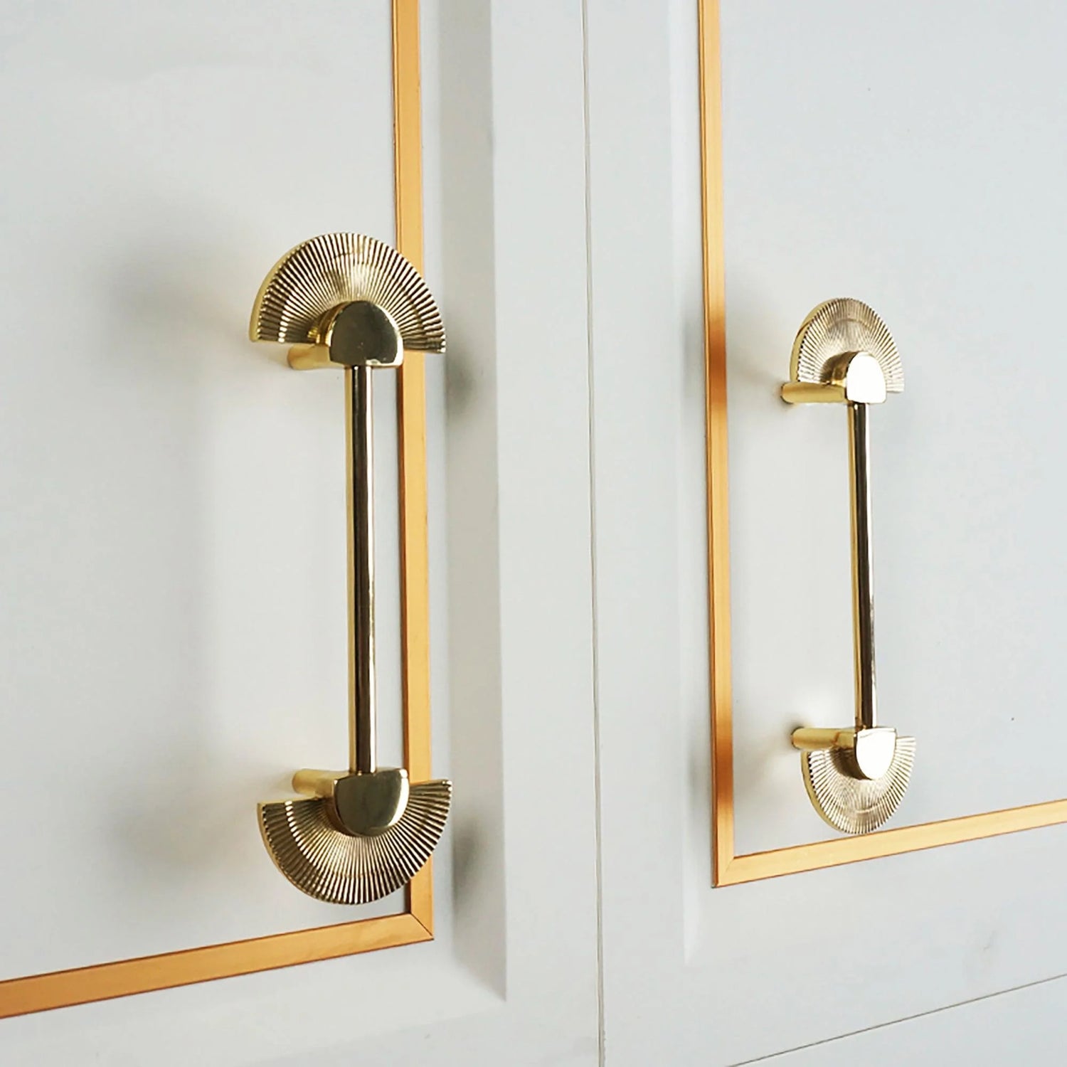 Mantara Palm Knob B-0085 is a modern polished brass knob in gold, perfect for doors, cabinets, and wardrobes.