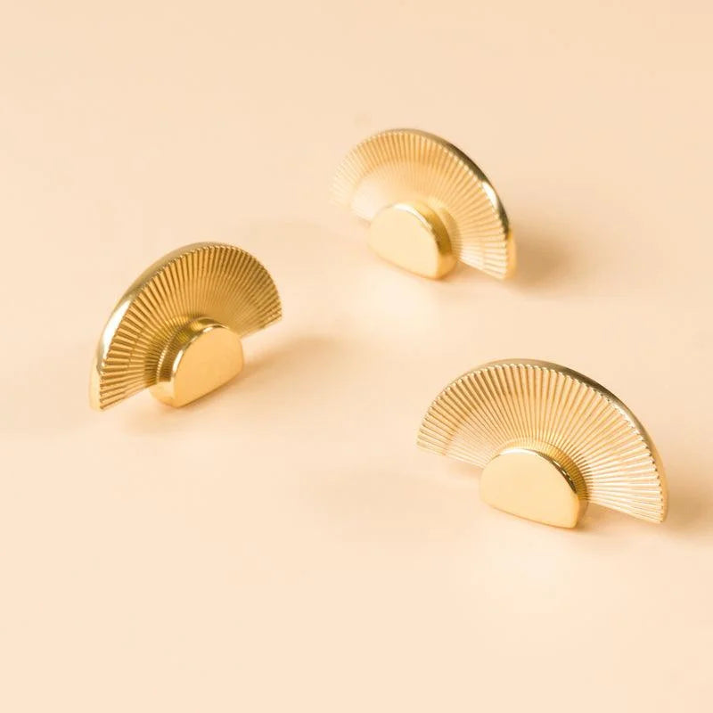 Mantara Palm Knob B-0085 is a modern polished brass knob in gold, perfect for doors, cabinets, and wardrobes.
