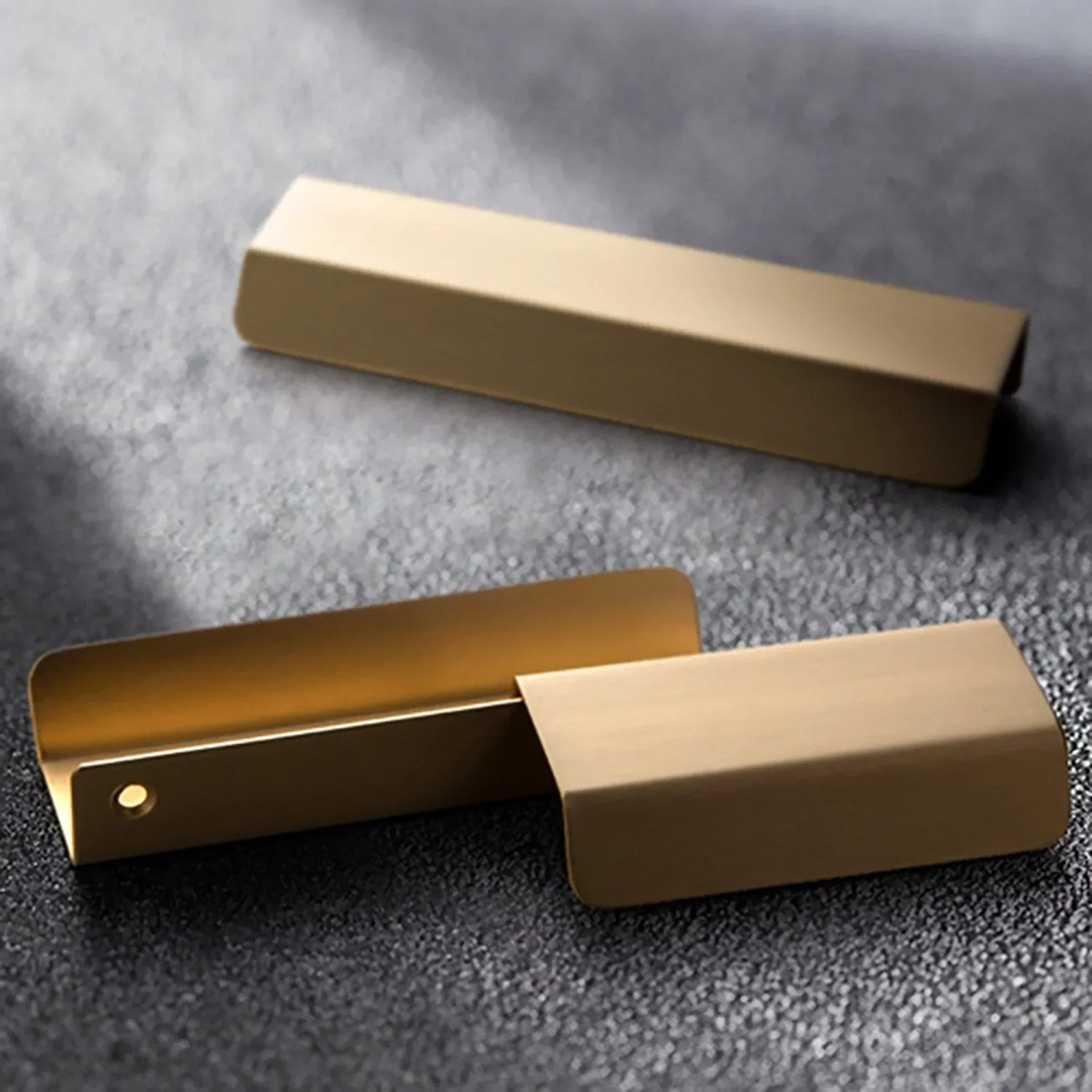 The Mantara B-0050 Panel Handle is a modern polished brass handle in gold, perfect for kitchens, drawers, and bedrooms.