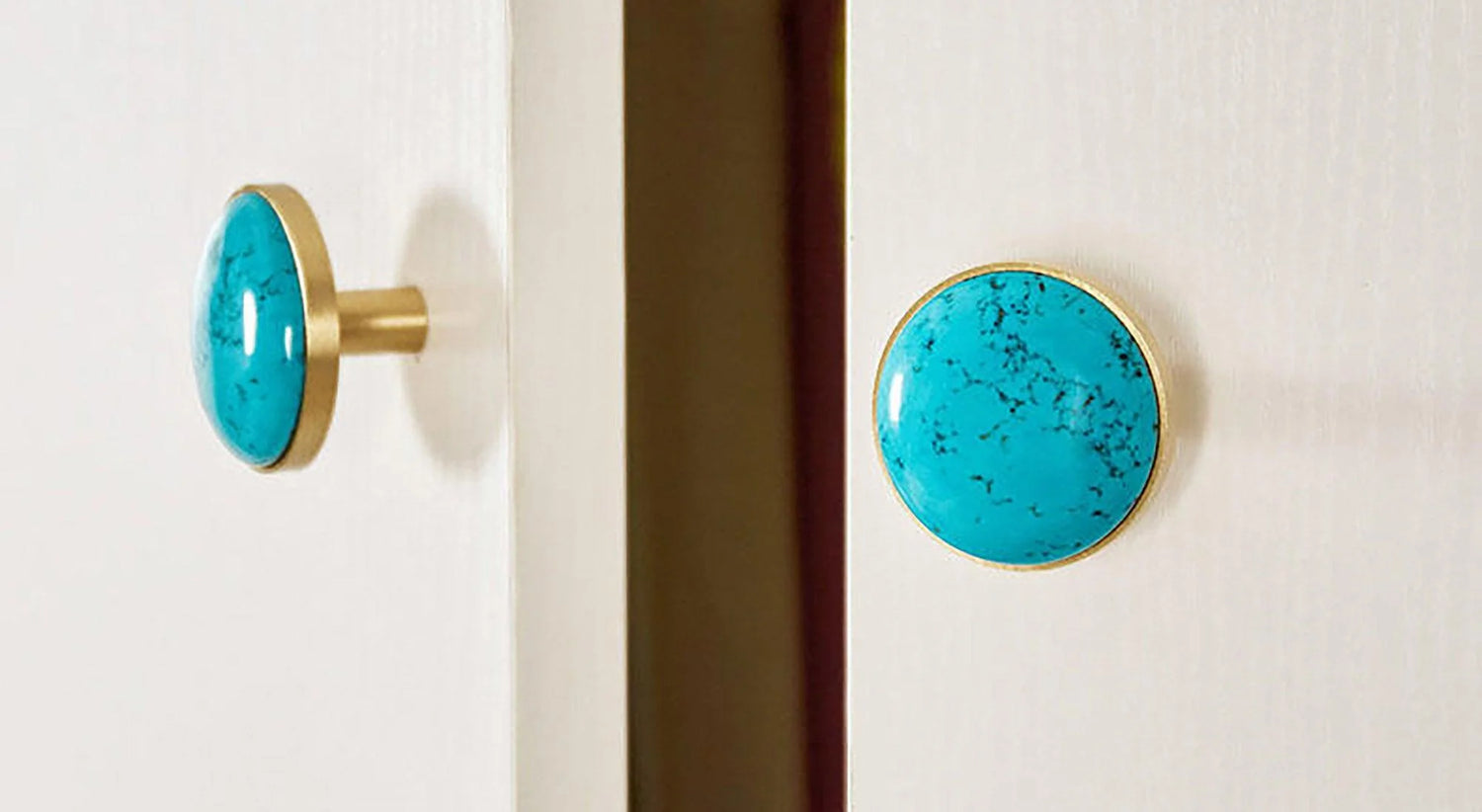 The Mantara M-0005 Pearlescent Knob is a modern brass and marble knob in blue, ideal for wardrobes and cabinets.
