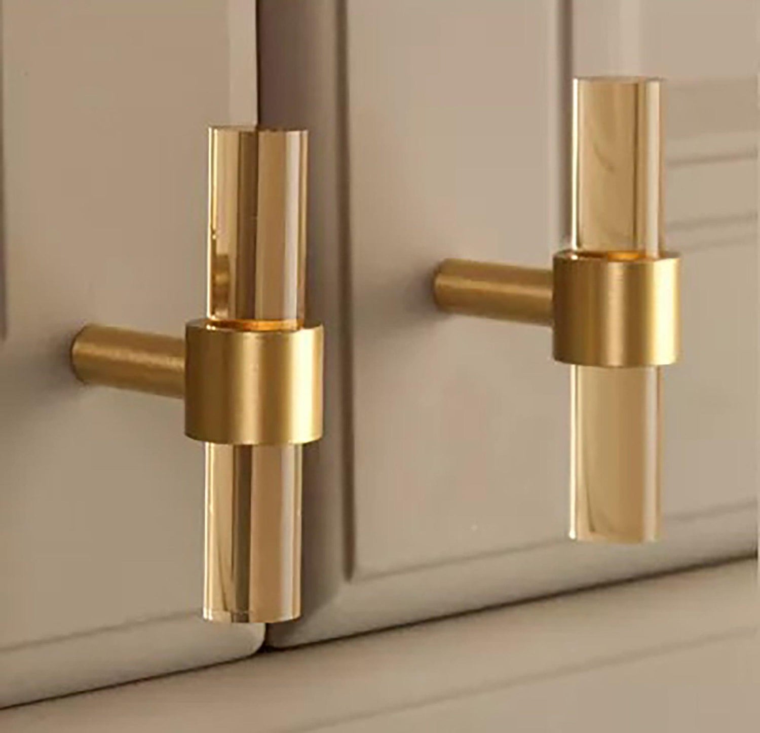 A stylish T-bar cabinet handle, Petra I made of clear acrylic and brushed brass in dark brown finish, model A-0007 by Mantara, A-0007.