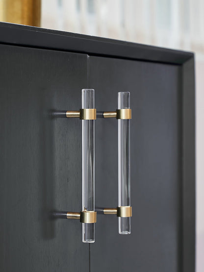 A sleek T-bar handle, Petra II made of clear acrylic with brushed brass supports in transparent white finish, model A-0008 by Mantara, A-0008.