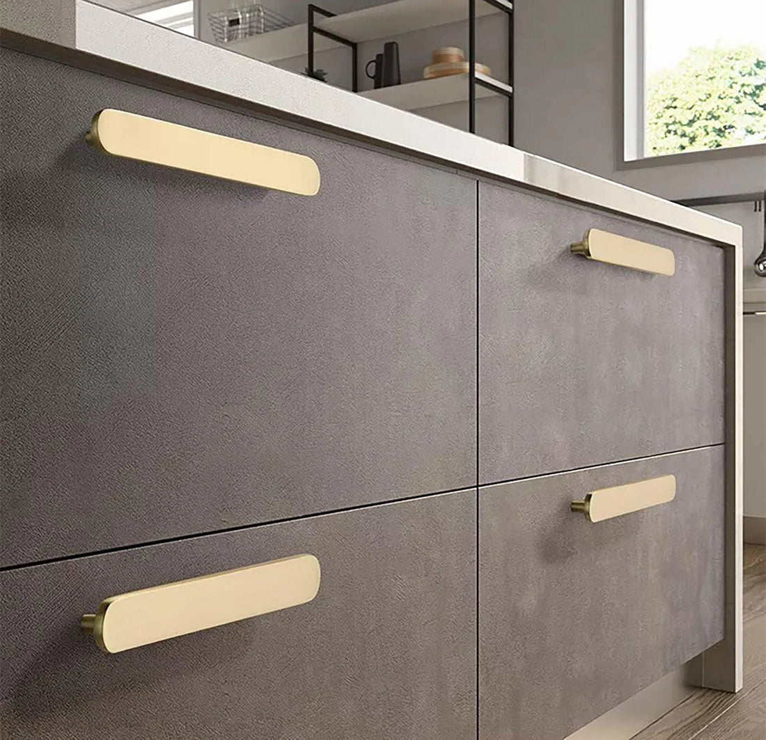 Mantara Plato Handle B-0067 is a modern brushed brass handle in gold, ideal for wardrobes, doors, and kitchens.