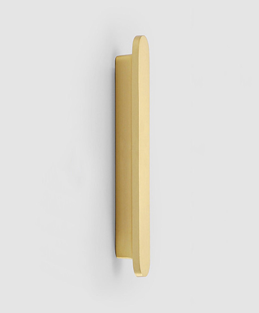 Mantara Plato Handle B-0067 is a modern brushed brass handle in gold, ideal for wardrobes, doors, and kitchens.