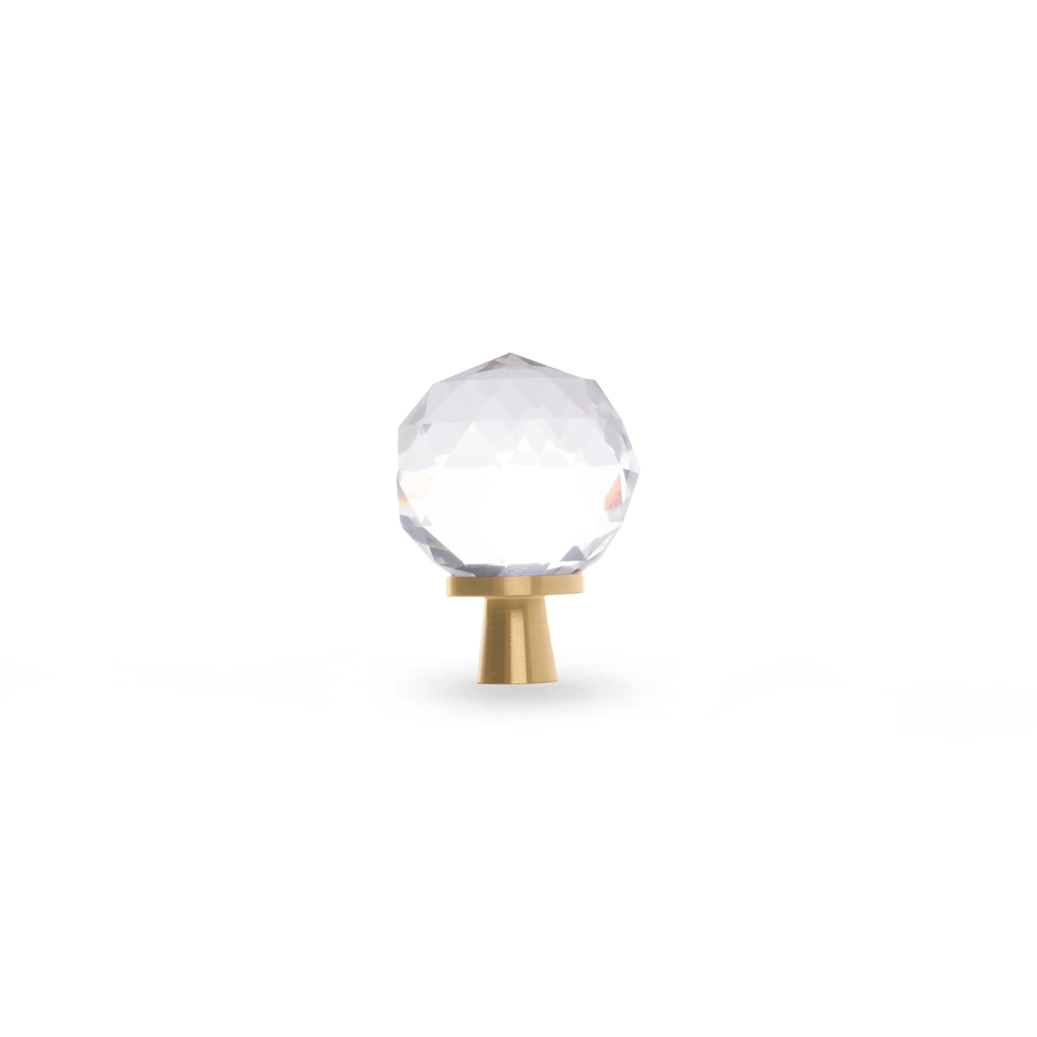 The Mantara C-0016 Quartz Handle is a modern crystal knob in white with polished brass, ideal for wardrobes, cabinets, and kitchens.