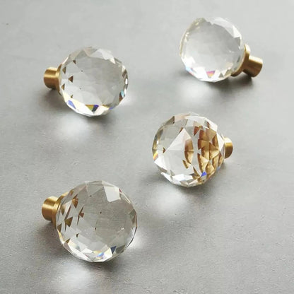 The Mantara C-0016 Quartz Handle is a modern crystal knob in white with polished brass, ideal for wardrobes, cabinets, and kitchens.