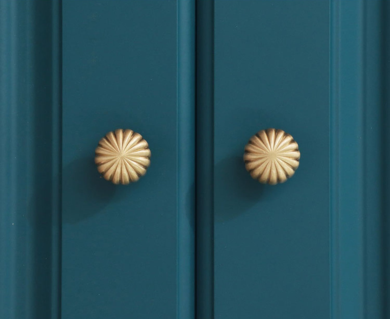 B‑0076 Radial solid brass knob in brushed gold finish, 25 mm diameter, modern style for wardrobes, cabinets, drawers, doors and bathrooms by Mantara.