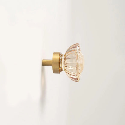The Mantara C-0018 Ripple Knob is a modern crystal and brass knob in champagne finishes, ideal for kitchens and cabinets.