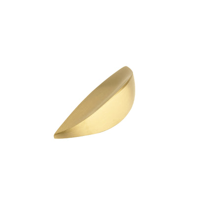 The Mantara B-0024 Selene Pull Handle is a modern brushed brass handle in gold, ideal for drawers, cupboards, and bedrooms.