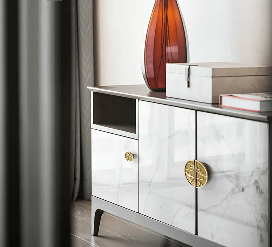 The Mantara B-0030 Shan Shui Handle (M) is a modern brass handle in brushed gold, ideal for wardrobes, doors, cupboards, and cabinets.