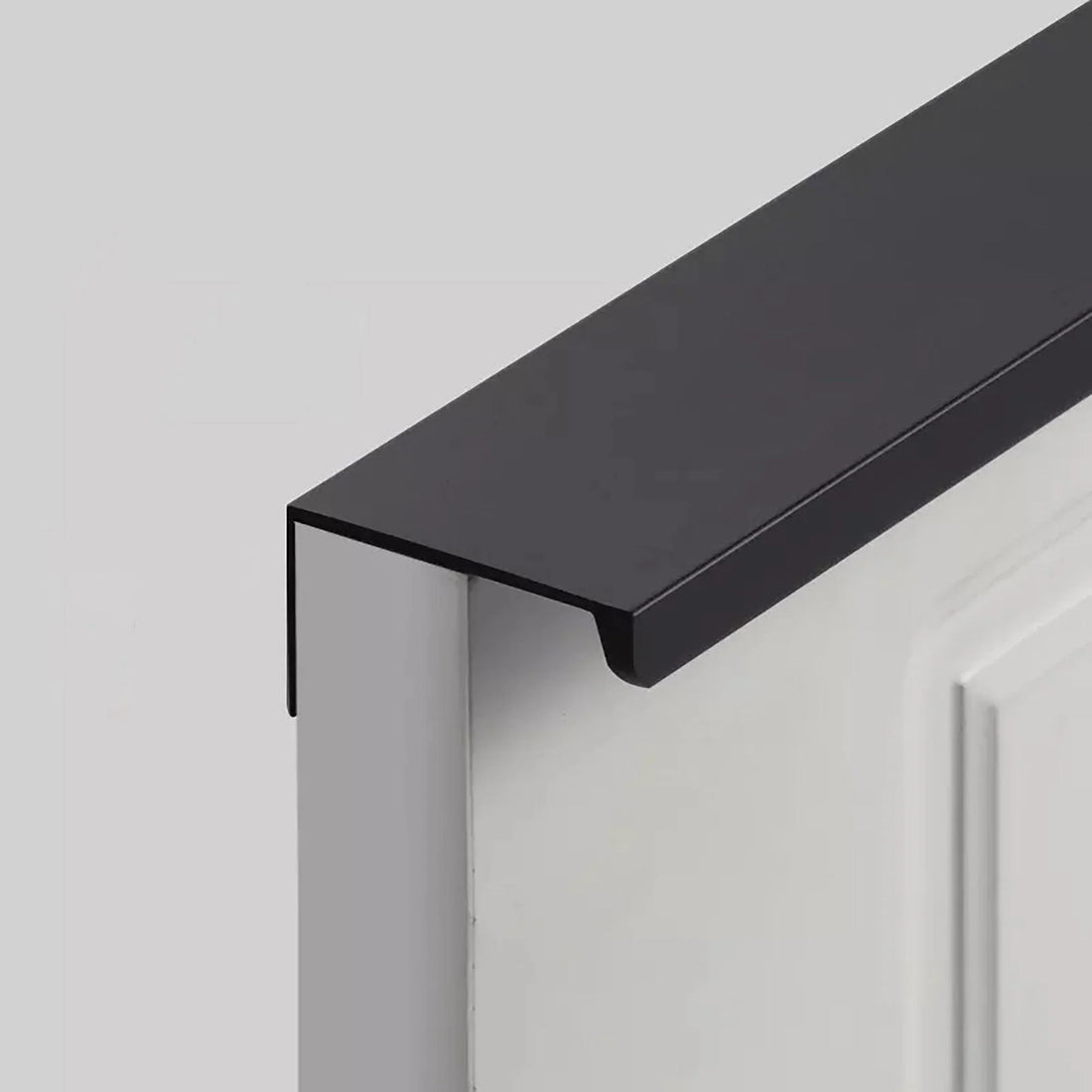 The Mantara AL-0004 Shingle Handle is a modern black aluminum alloy handle with a matte finish, ideal for wardrobes and kitchens.