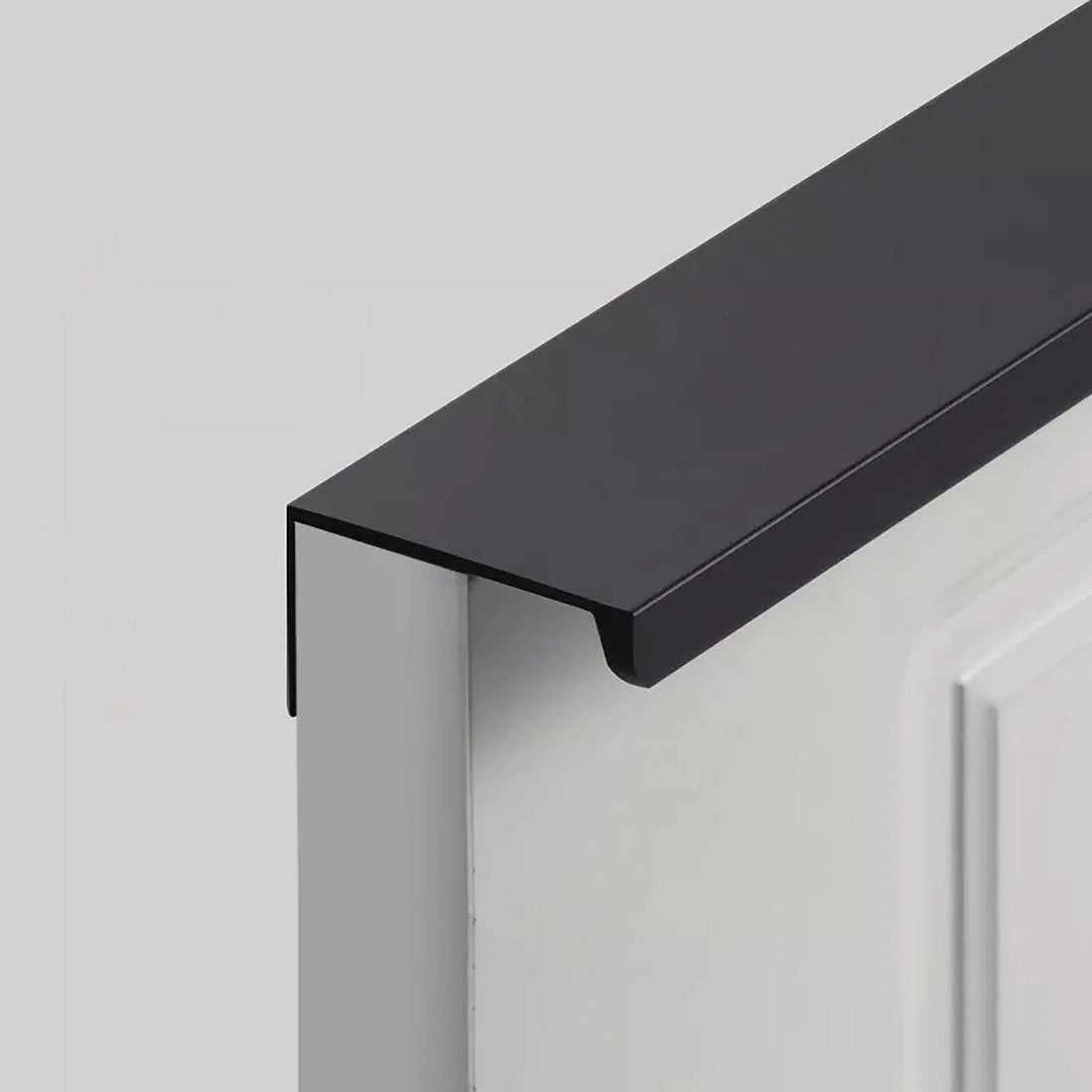 The Mantara AL-0004 Shingle Handle is a modern black aluminum alloy handle with a matte finish, ideal for wardrobes and kitchens.