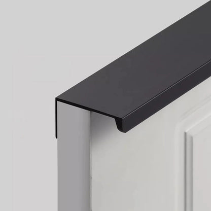 The Mantara AL-0004 Shingle Handle is a modern black aluminum alloy handle with a matte finish, ideal for wardrobes and kitchens.