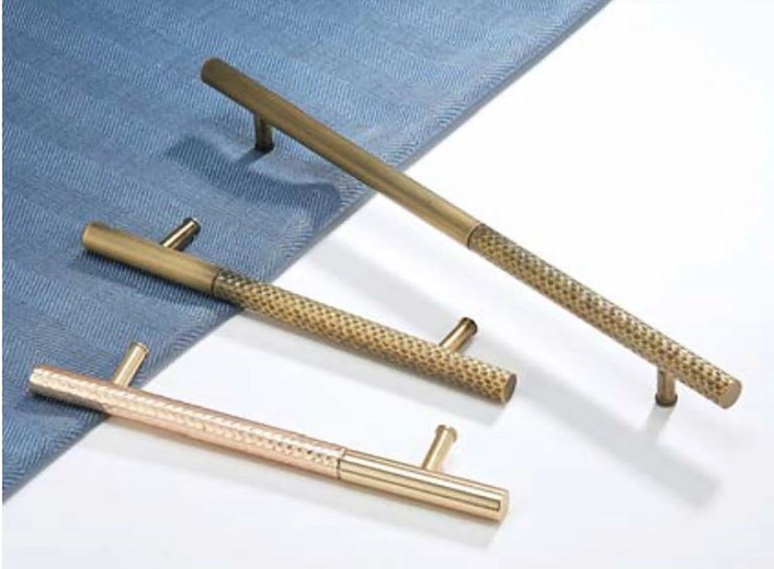 Mantara Soleil Handle Z-0021 is a modern zinc alloy handle in brushed rose gold finish, ideal for kitchen drawers, dresser drawers.