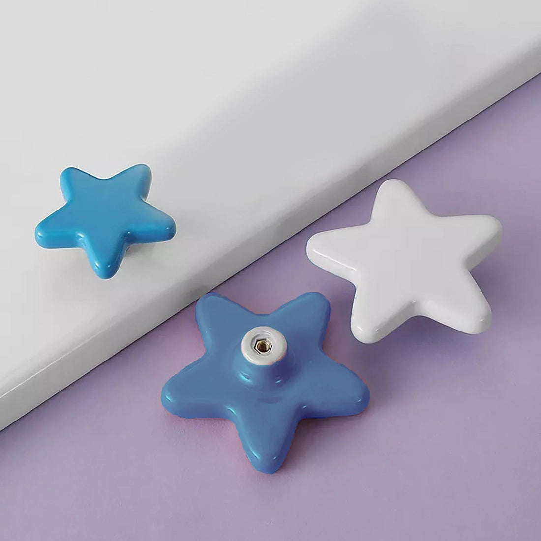The Mantara CR-0002 Star Knob is a modern ceramic knob in white and blue, ideal for bedrooms, drawers, and cabinets.