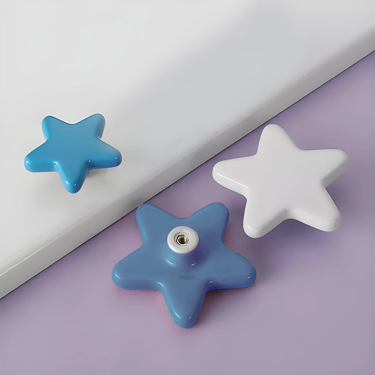 The Mantara CR-0002 Star Knob is a modern ceramic knob in white and blue, ideal for bedrooms, drawers, and cabinets.
