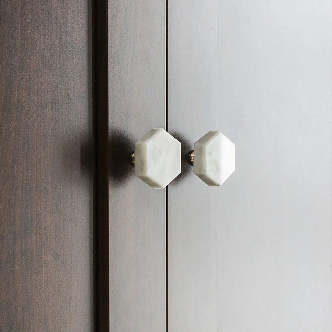 The Mantara M-0002 Tetris Knob is a modern marble and brass knob in white, perfect for doors, drawers, and cabinets.