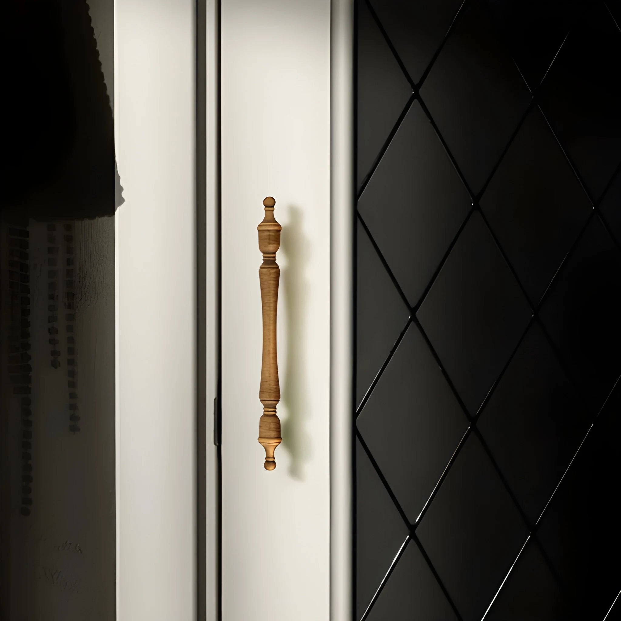 The Mantara B-0129 Thara Handle is a modern brass handle in bronze and gold, ideal for drawers, cabinets, and kitchen furniture.